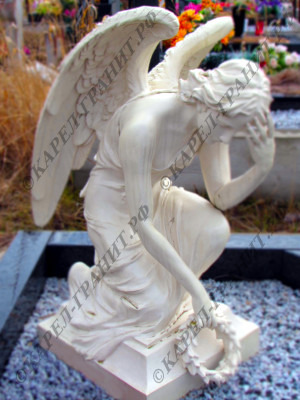 Литьевой мрамор №-5. Фигура колено-преклоненной девушки-ангела с венком. Работа мастерской Карел-Гранит.