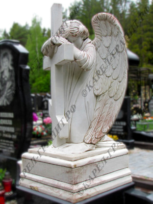 Литьевой мрамор №-14. Фигура юноши-ангела с крестом в полный рост. Работа мастерской Карел-Гранит.