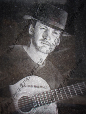 Гравировка №-1. Портрет мужчины с гитарой на гранитной стеле. Работа мастерской Карел-Гранит.