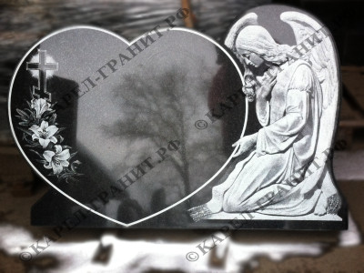 Гравировка №-15. Памятник из черного гранита, в форме сердца, с гравировкой фигуры ангела. Работа мастерской Карел-Гранит.