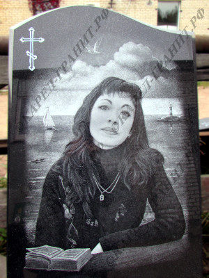 Гравировка №-36. Портрет девушки с библией в руках на фоне морского пейзажа на гранитной стеле. Работа мастерской Карел-Гранит.