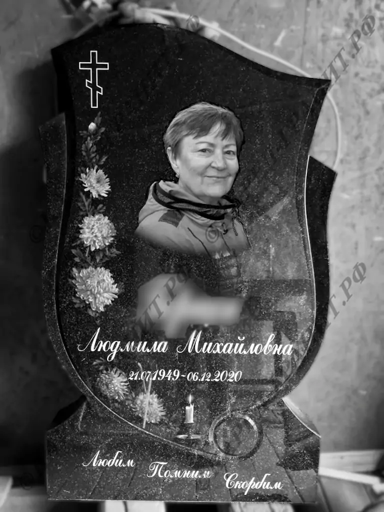 Гравировка №-66. Портрет женщины с букетом хризантем, ФИО и памятными датами на гранитной стеле. Работа мастерской Карел-Гранит.