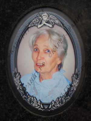 Цветная фотопечать №-7. Бабушка в платье на керамической вставке с узорным орнаментом в гранитную стелу. Работа мастерской Карел-Гранит.