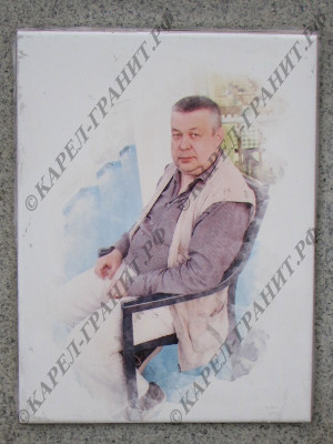 Цветная фотопечать №-12. Ретушью под живопись мужчины в кресле на керамической вставке в гранитную стелу. Работа мастерской Карел-Гранит.