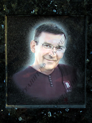 Цветная фотопечать №-15. Мужчина в футболке на вставке из керамогранита в гранитную стелу. Работа мастерской Карел-Гранит.