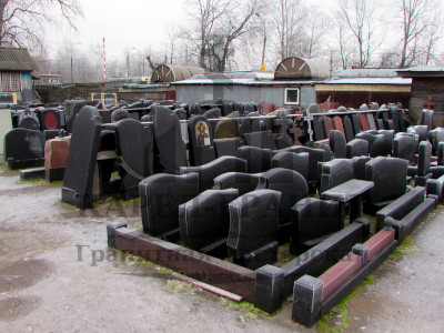 Десятки гранитных надгробий на выставочной площадке Парголово. Работа мастерской Карел-Гранит.