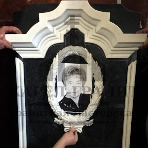 Процесс примерки рамок из литьевого мрамора для портрета на памятнике. Работа мастерской Карел-Гранит.